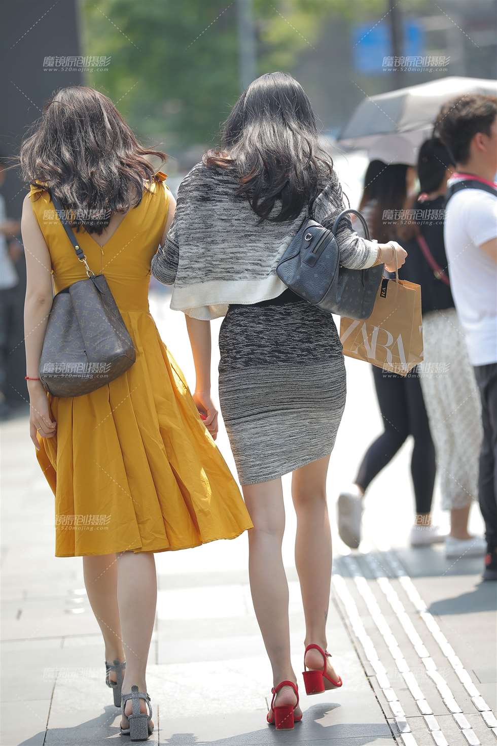 图片[2]-【凯恩赛贴】闺蜜逛街购物两不误-街拍流行馆
