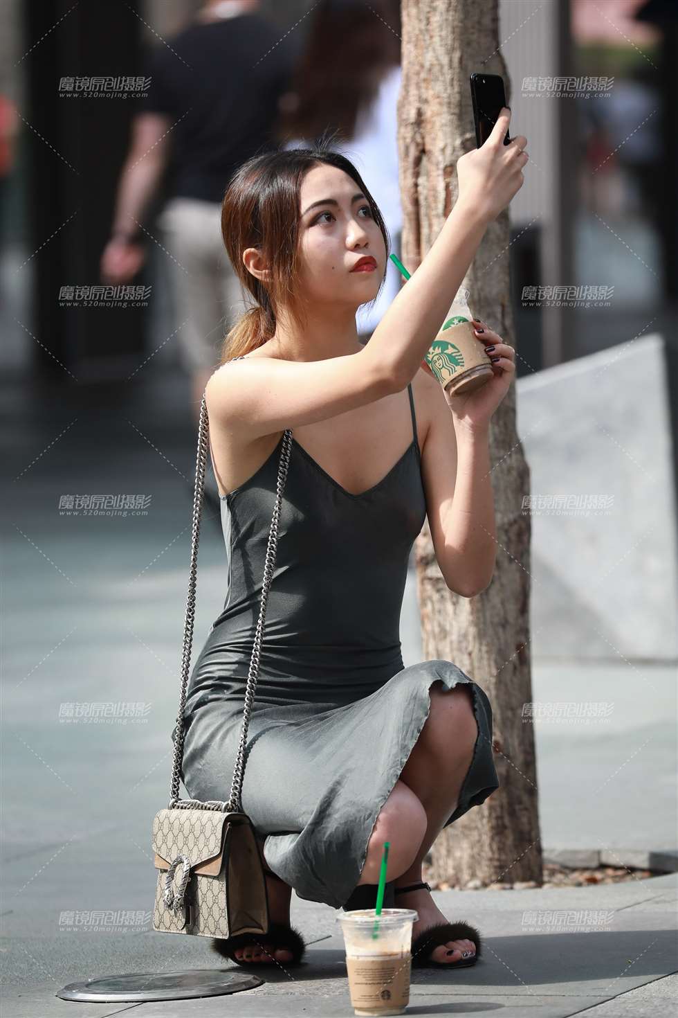 图片[1]-【凯恩赛贴】穿上丝质长裙 更显女人味-街拍流行馆