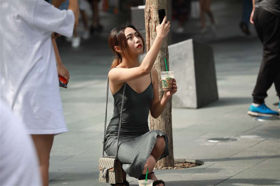 图片[4]-【凯恩赛贴】穿上丝质长裙 更显女人味-街拍流行馆