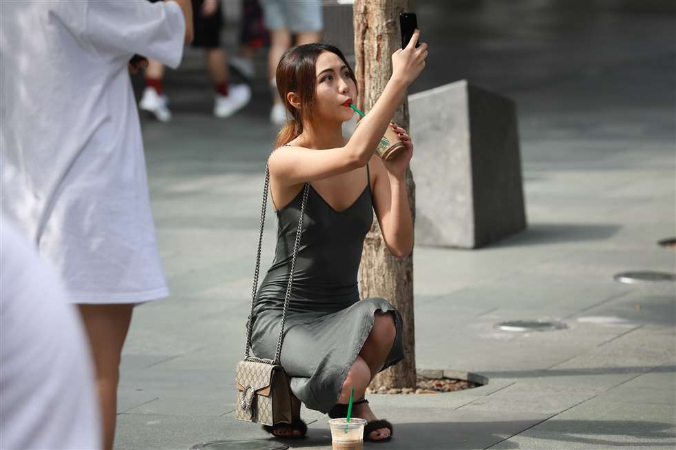 图片[5]-【凯恩赛贴】穿上丝质长裙 更显女人味-街拍流行馆