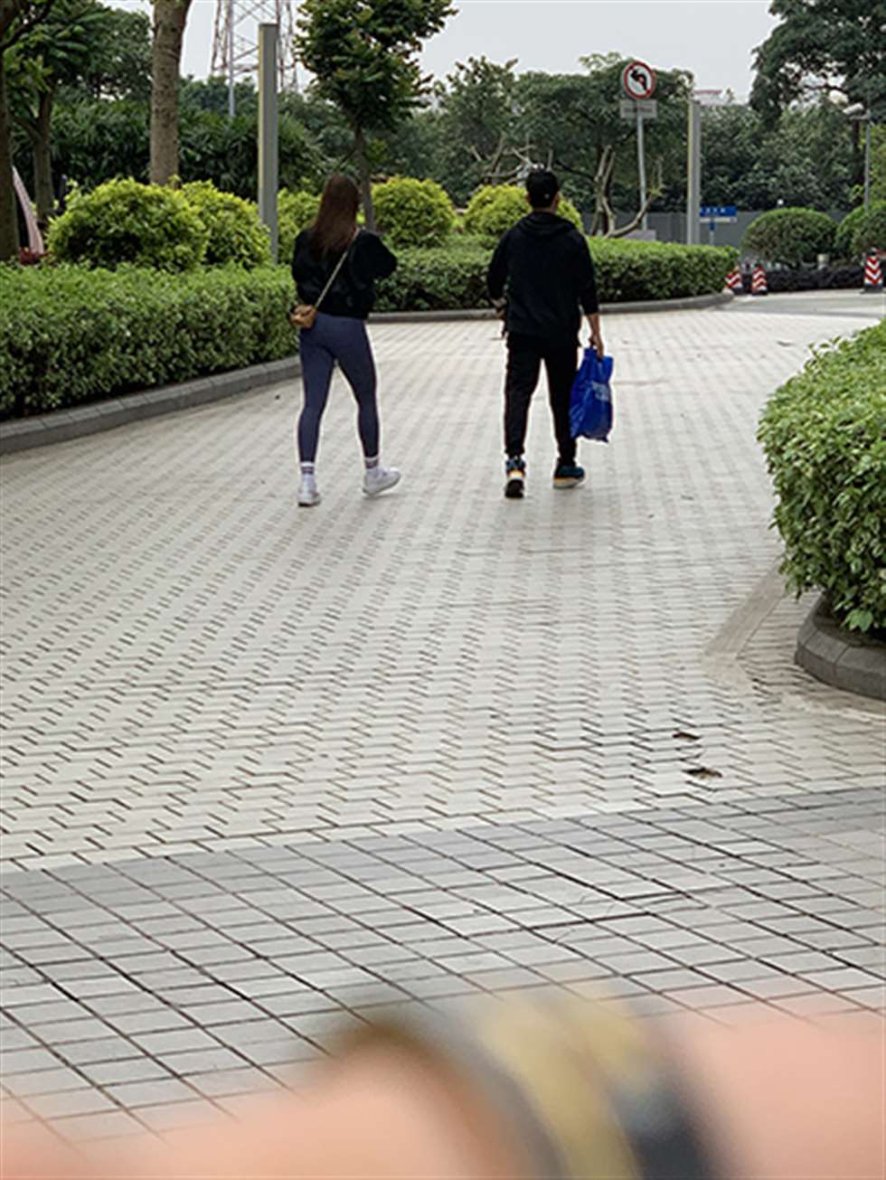 图片[3]-【视觉冲击赛贴】紧身瑜伽裤美眉-街拍流行馆