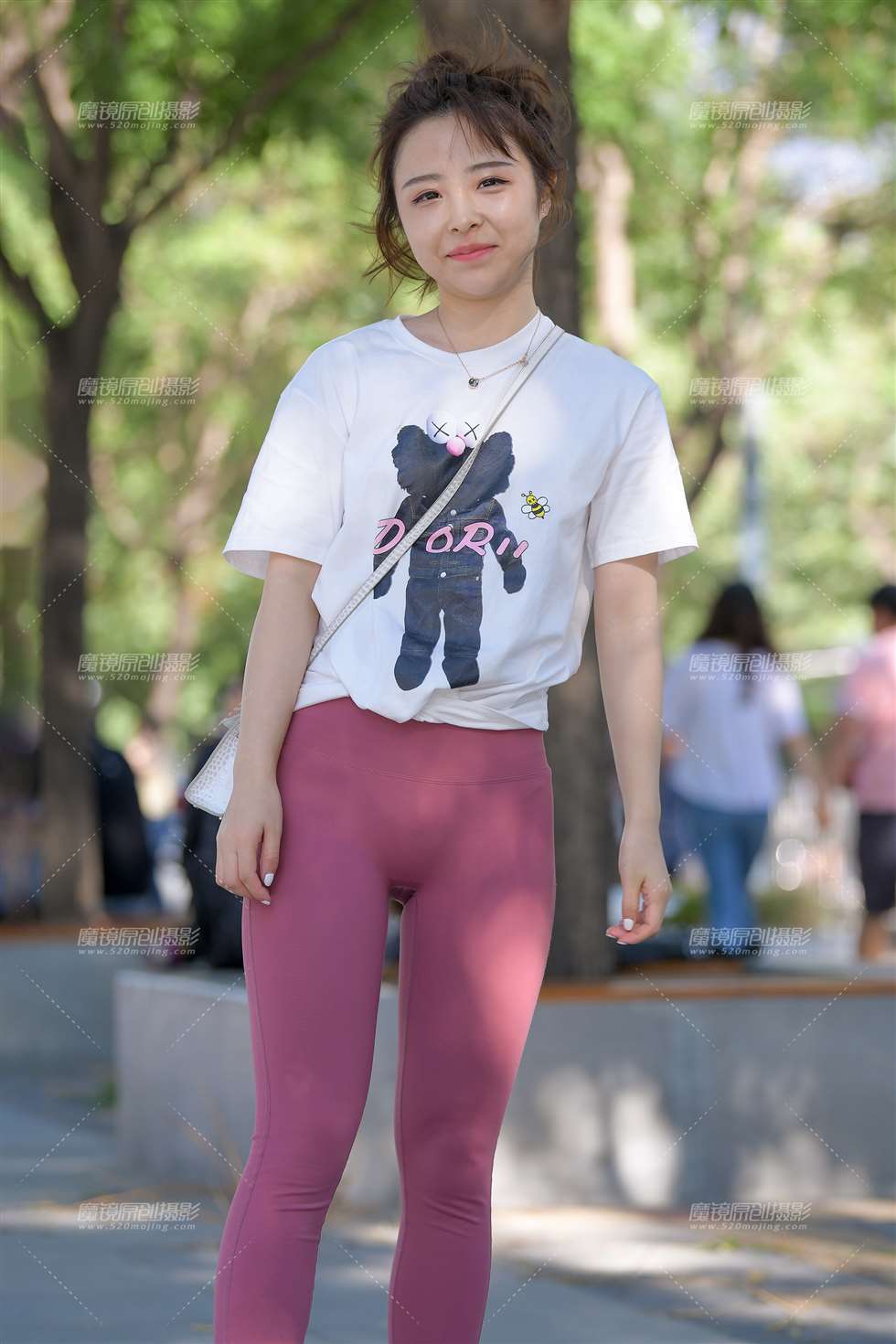 图片[1]-【红石赛帖】搭讪吃冰激凌的性感美女-街拍流行馆
