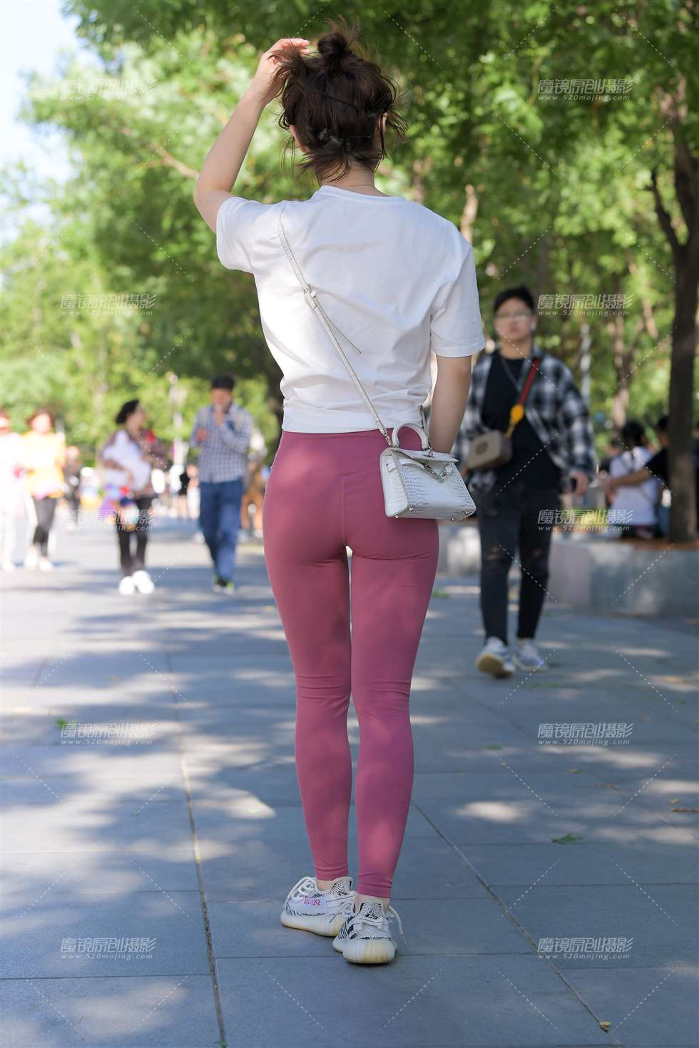 图片[2]-【红石赛帖】搭讪吃冰激凌的性感美女-街拍流行馆