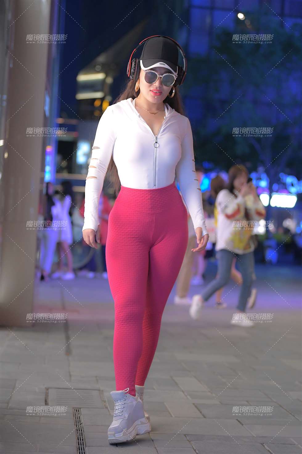 图片[5]-【纳兰赛帖】夜拍粉红瑜伽裤美女-街拍流行馆