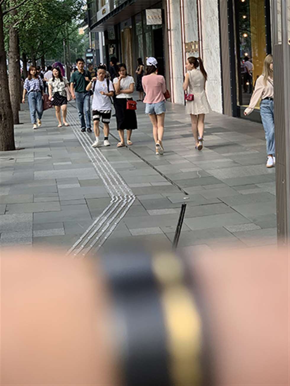 图片[3]-【视觉冲击赛贴】性感低胸，热裤小姐姐-街拍流行馆