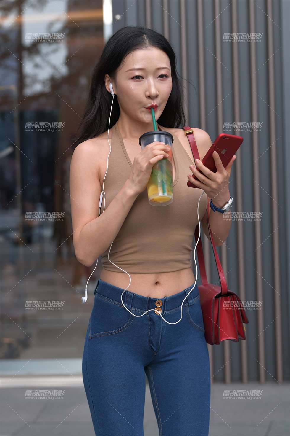 图片[1]-【视觉冲击赛贴】遇见翘臀蜜桃裤小姐姐-街拍流行馆