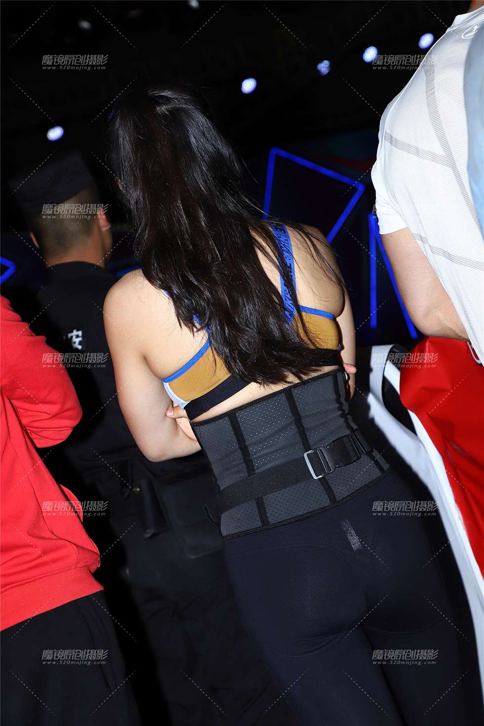 图片[4]-黑色NIKE紧身裤美女-街拍流行馆