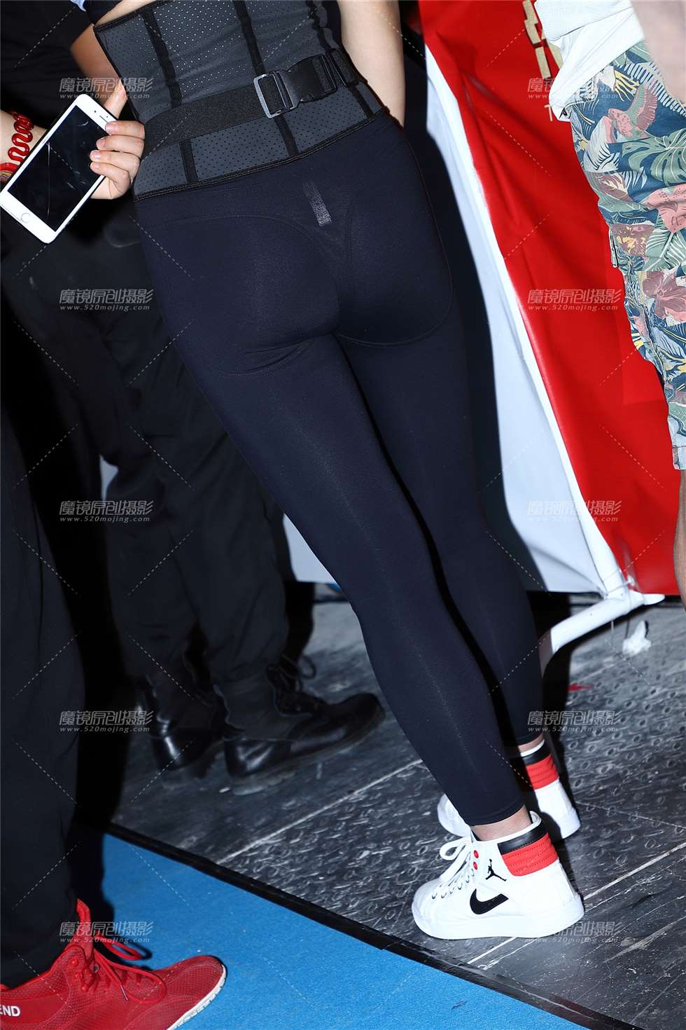 图片[5]-黑色NIKE紧身裤美女-街拍流行馆