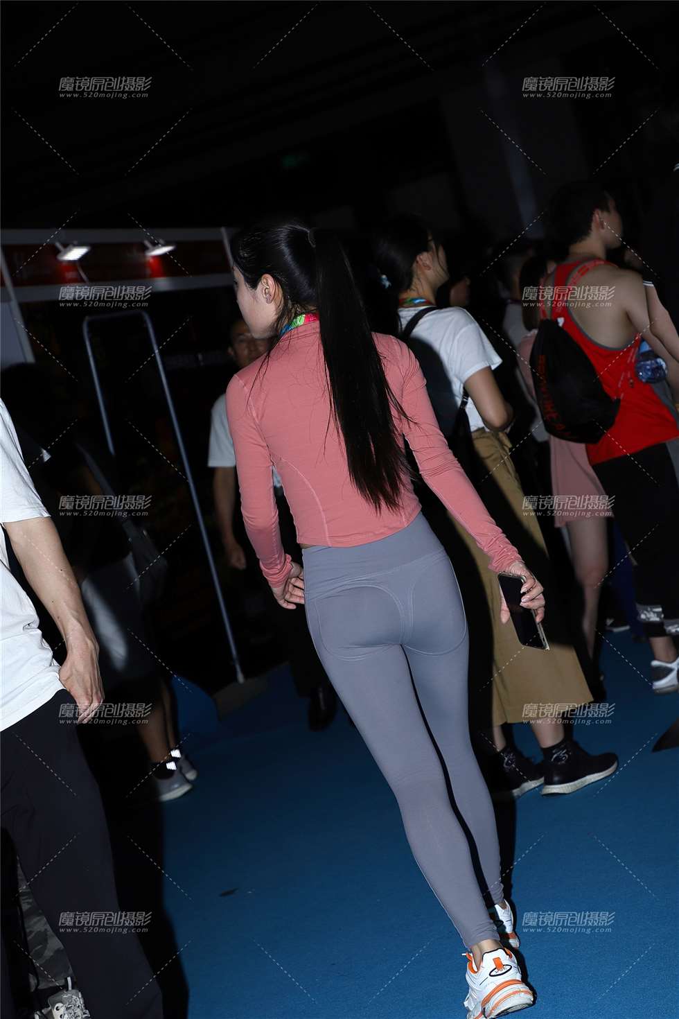图片[5]-粉红上衣灰色运动裤美女-街拍流行馆