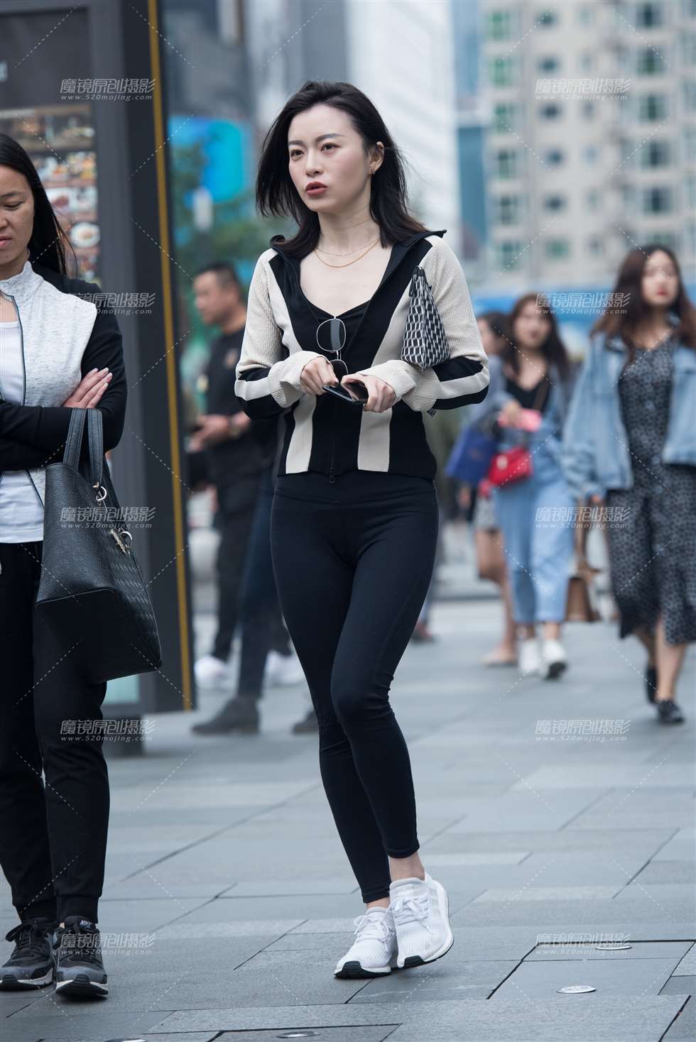 图片[1]-【慕容笙赛贴】紧身黑裤美女-街拍流行馆