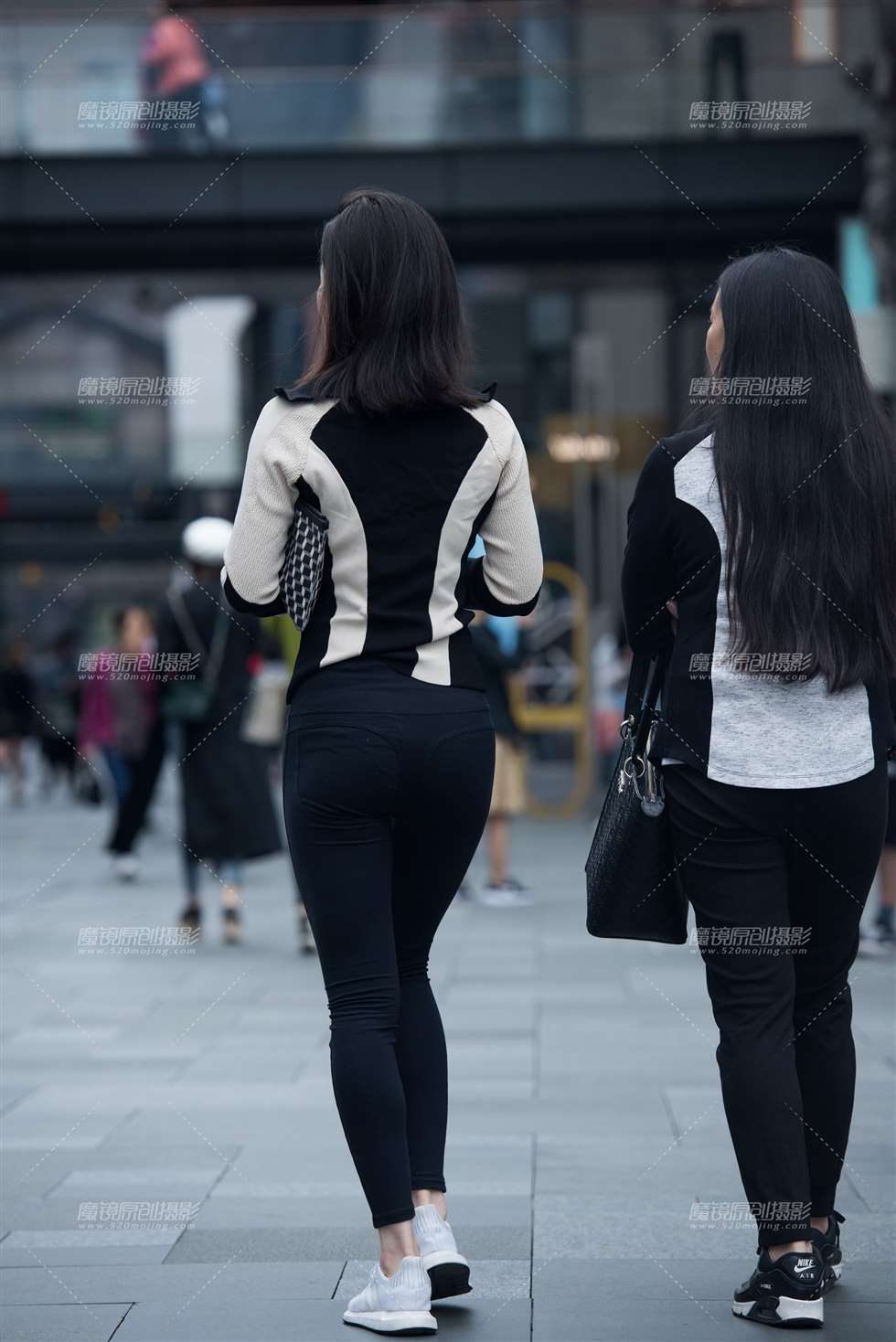 图片[2]-【慕容笙赛贴】紧身黑裤美女-街拍流行馆