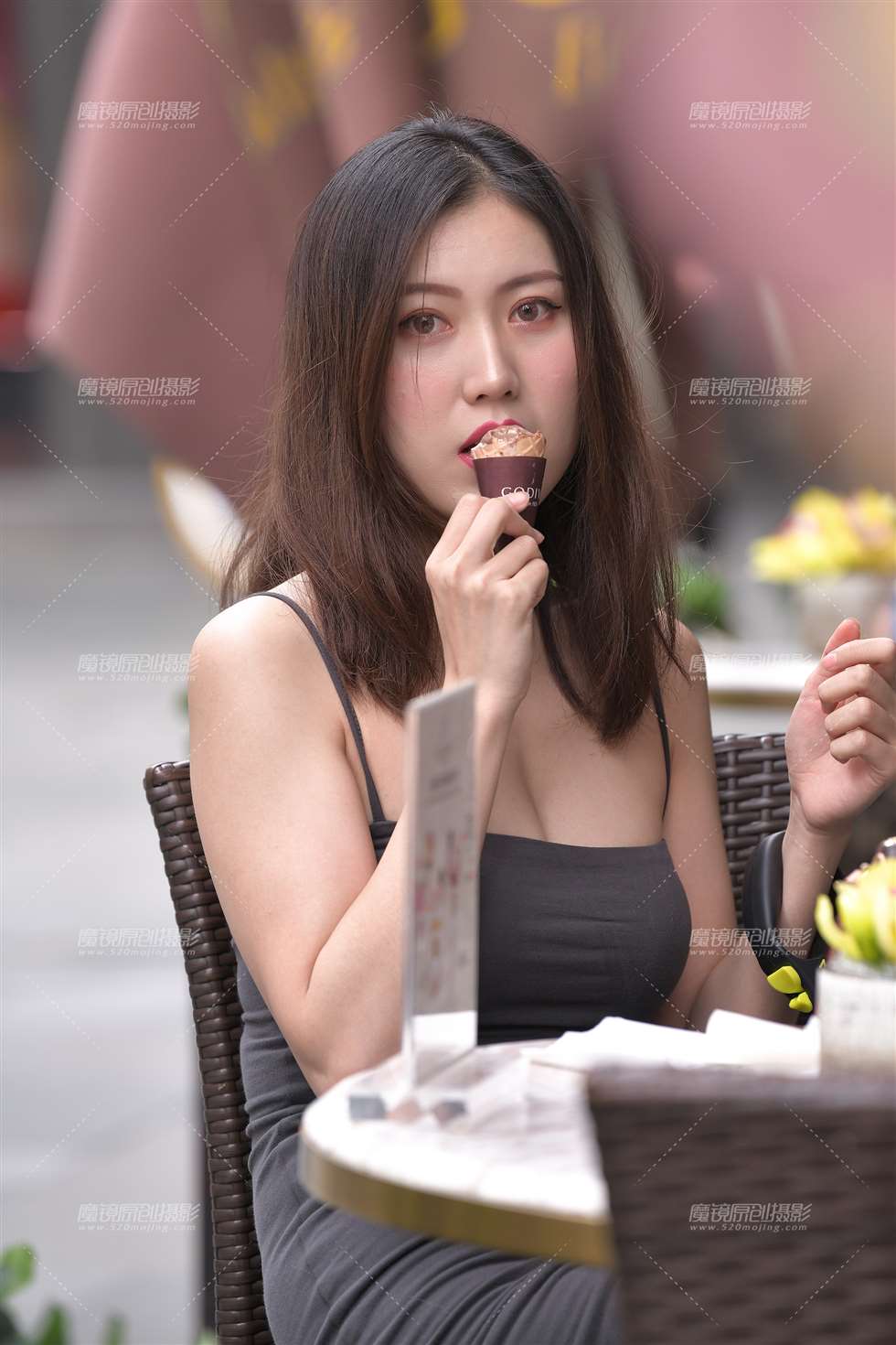 图片[2]-【视觉冲击赛贴】性感的遛狗美女**-街拍流行馆