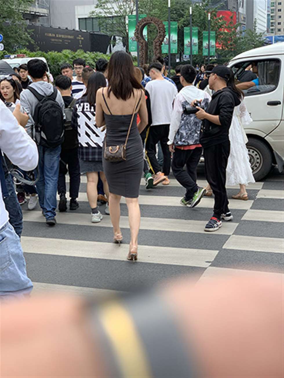 图片[3]-【视觉冲击赛贴】性感的遛狗美女**-街拍流行馆