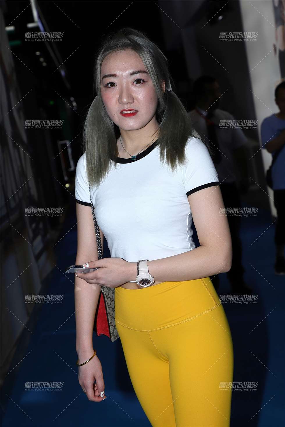 图片[1]-白衣黄色紧身运动裤美女-街拍流行馆