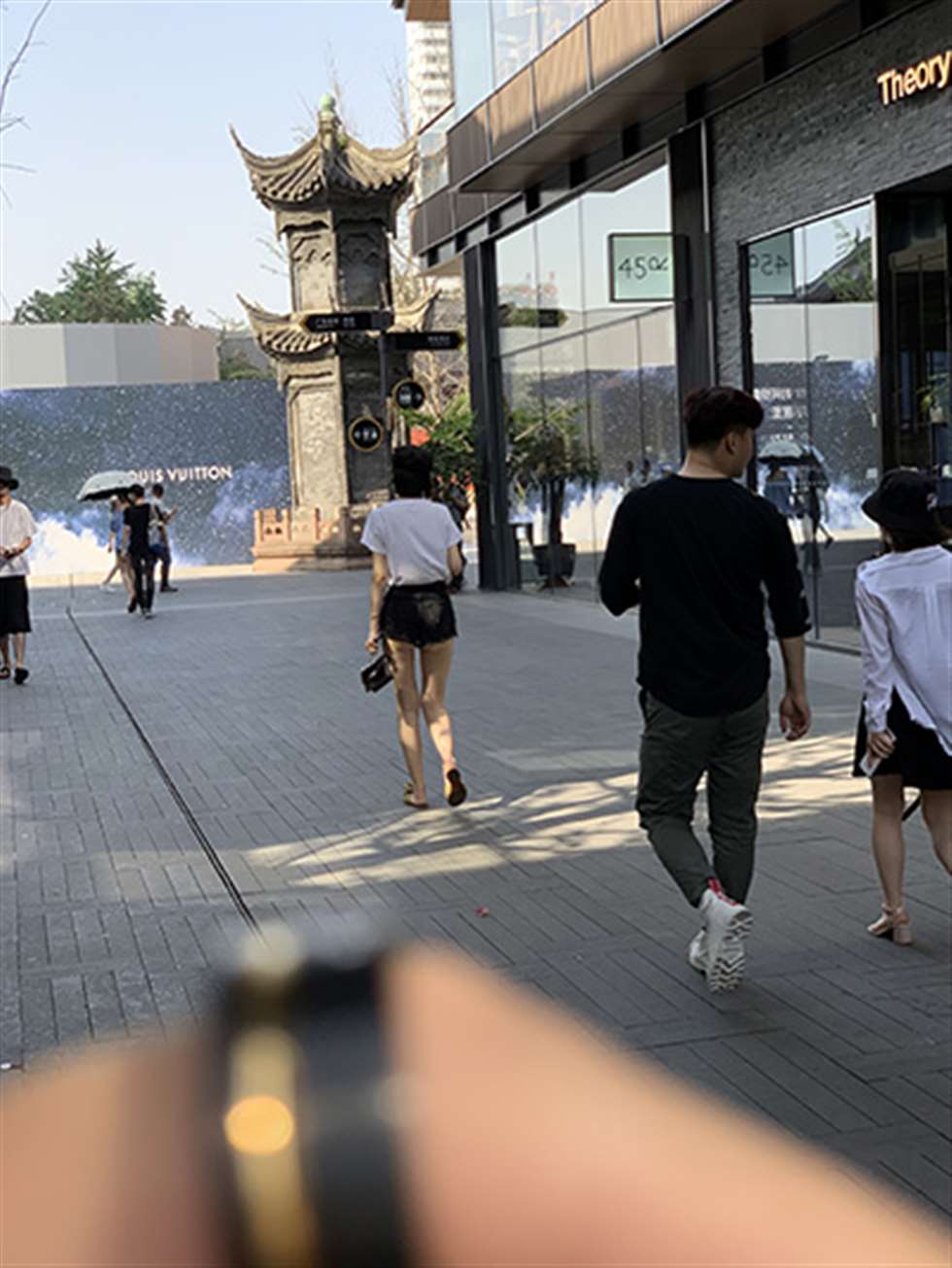 图片[3]-【视觉冲击赛贴】搭讪性感月牙长腿小姐姐-街拍流行馆