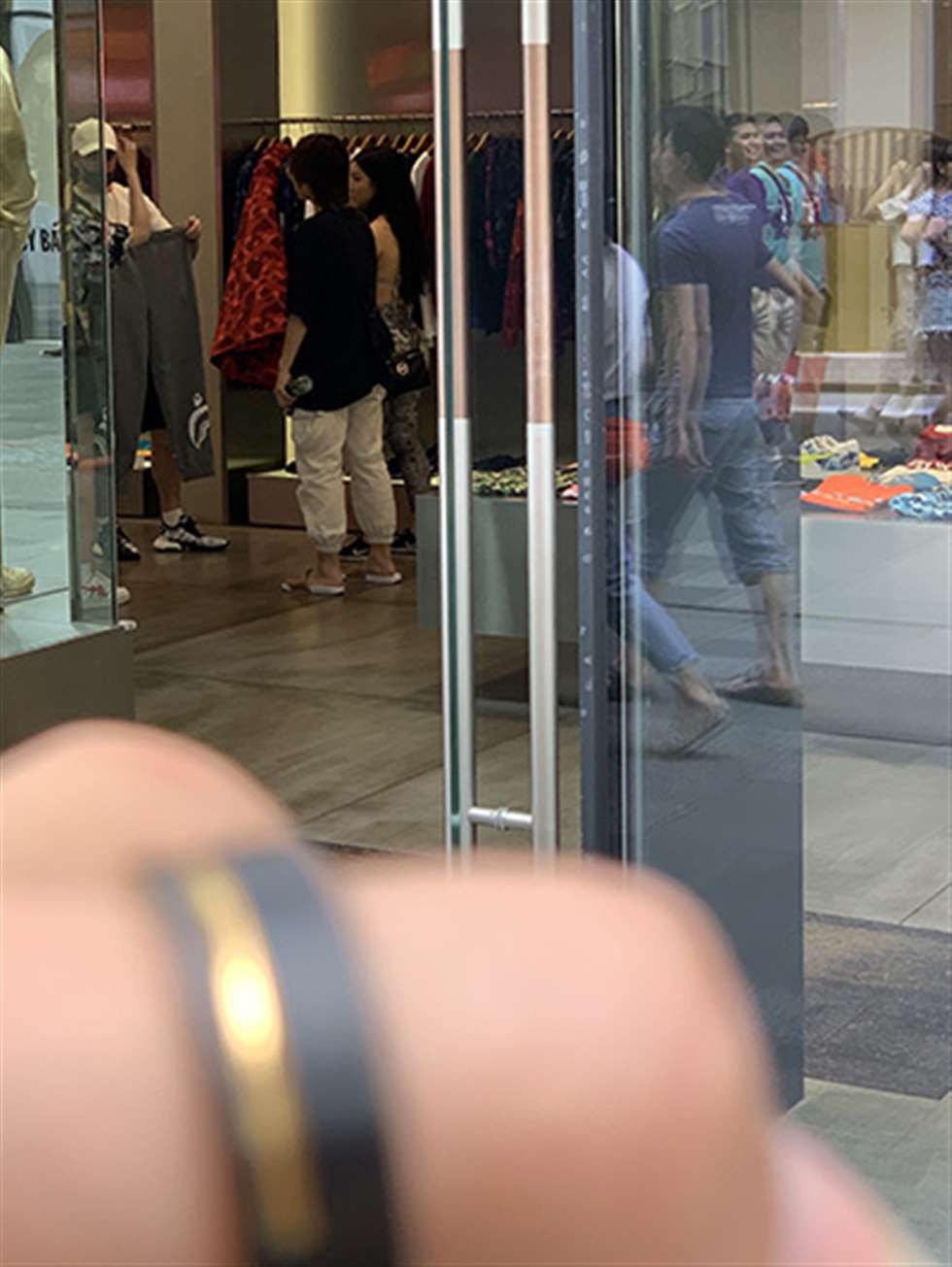 图片[3]-【视觉冲击赛贴】三人行， 必有一翘臀-街拍流行馆