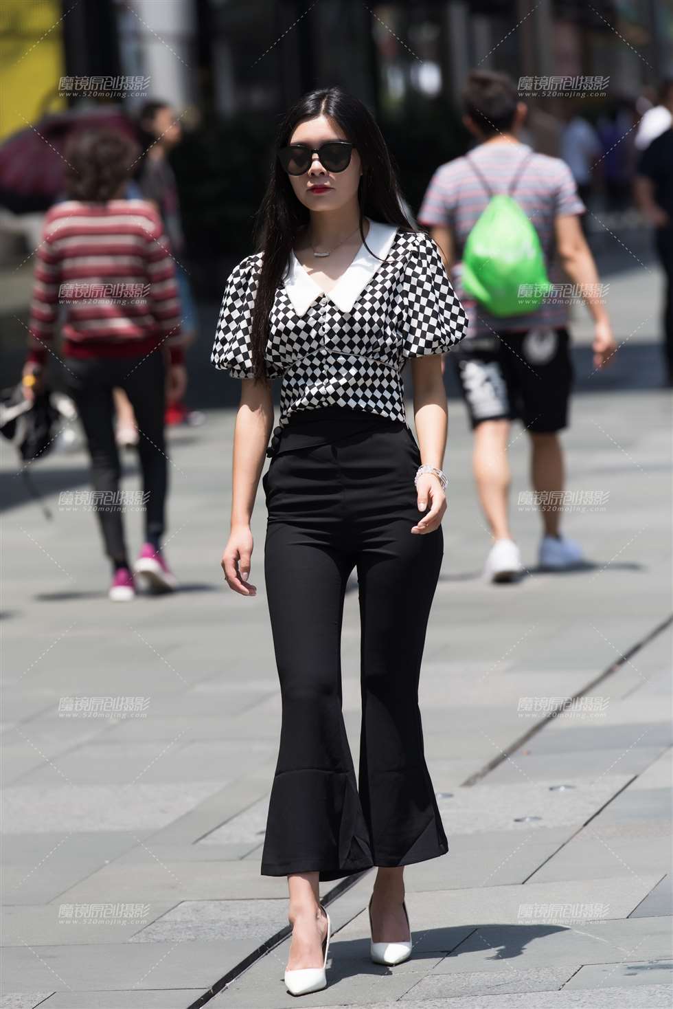 图片[1]-【慕容笙赛贴】在录视频的美女-街拍流行馆