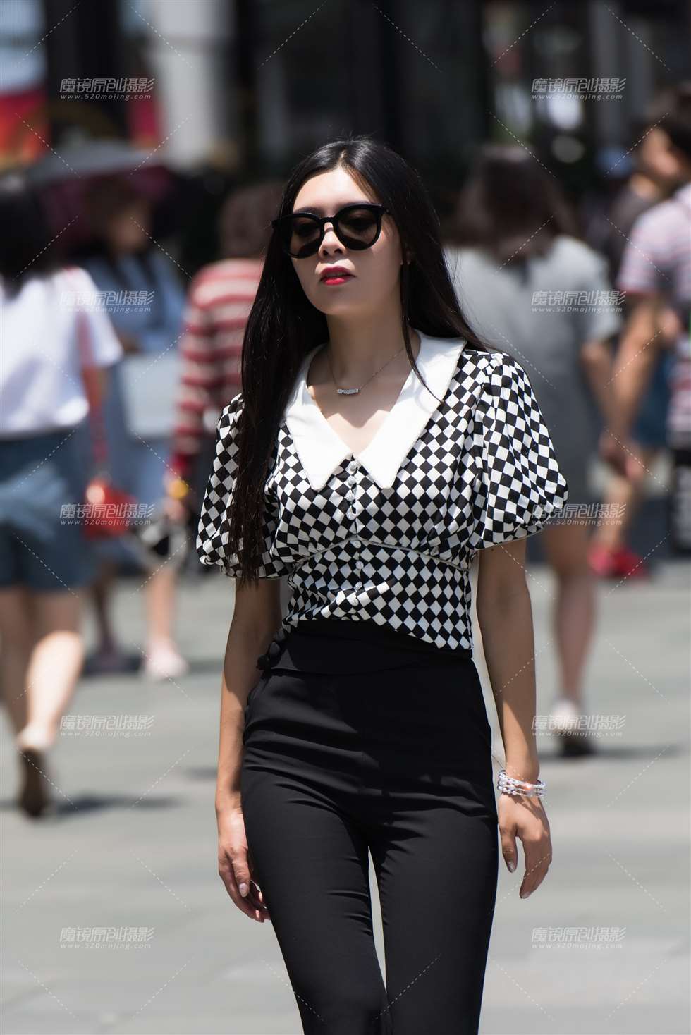 图片[3]-【慕容笙赛贴】在录视频的美女-街拍流行馆