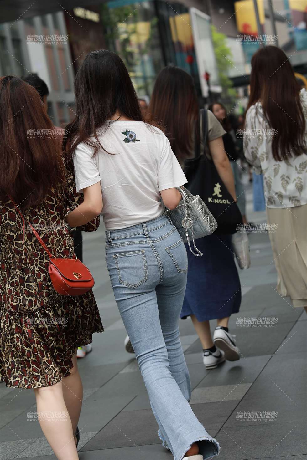 图片[2]-【凯恩赛贴】喇叭紧牛小妹-街拍流行馆