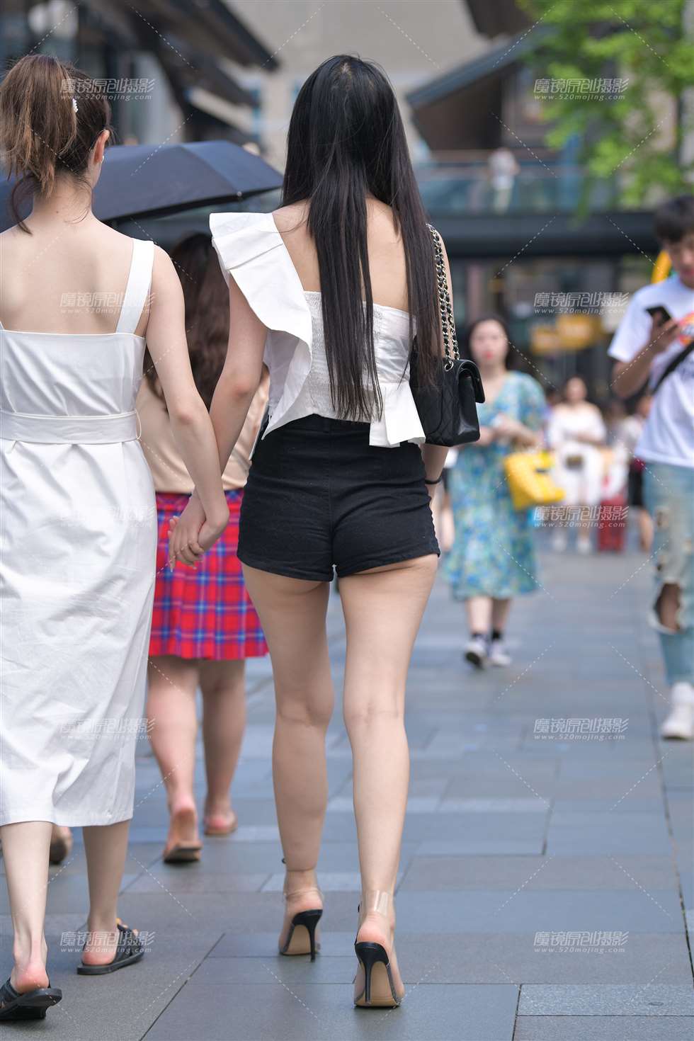图片[2]-【视觉冲击赛贴】热裤，美腿小月牙美女-街拍流行馆