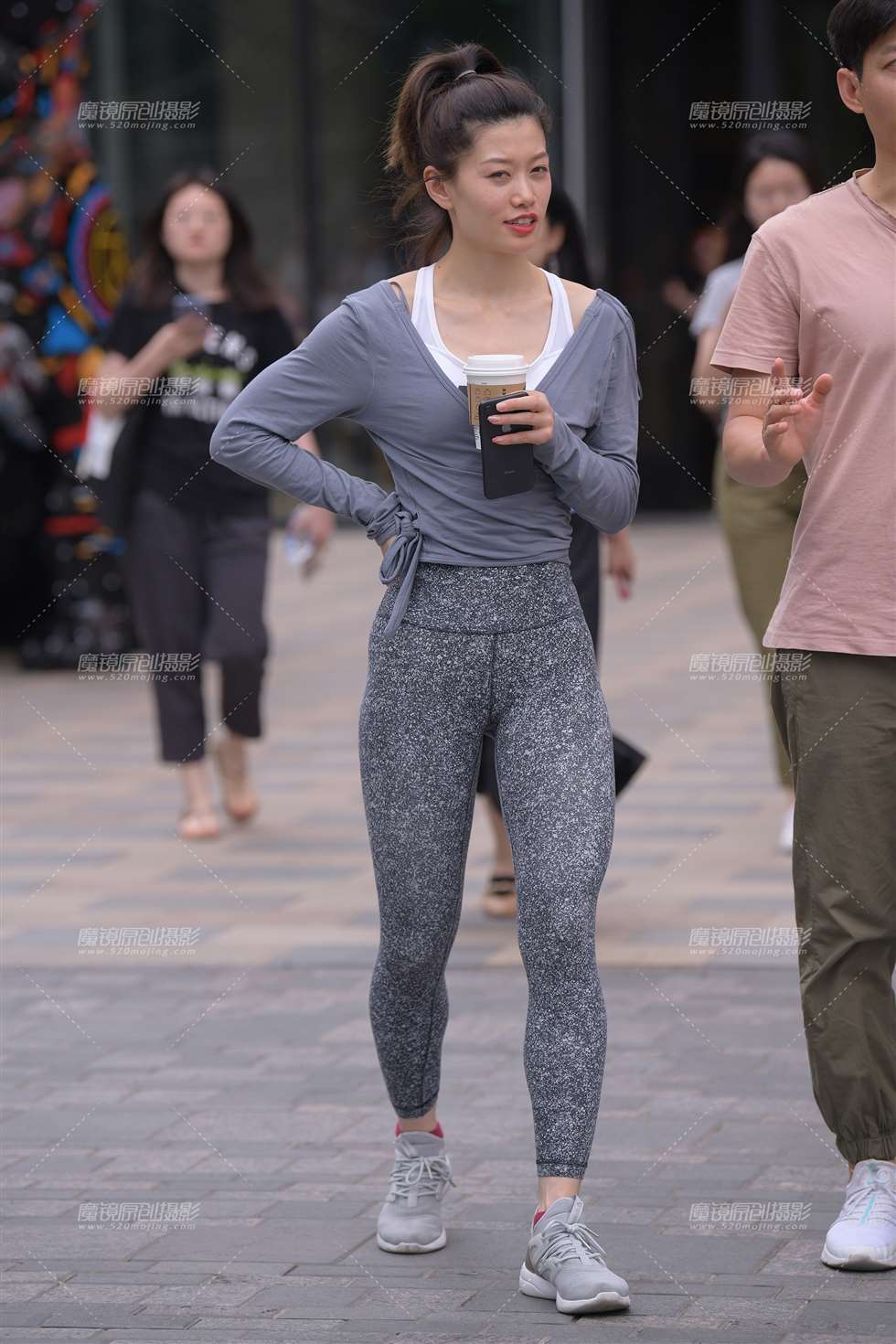 图片[1]-【街拍之魂赛帖】喝咖啡的紧身裤美女-街拍流行馆