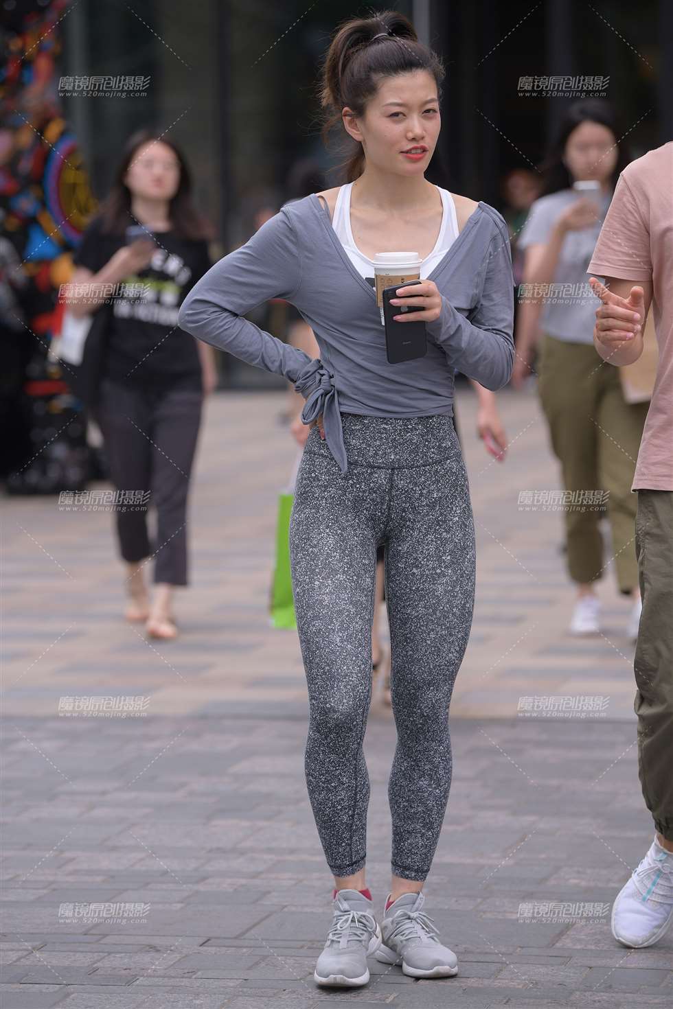 图片[4]-【街拍之魂赛帖】喝咖啡的紧身裤美女-街拍流行馆