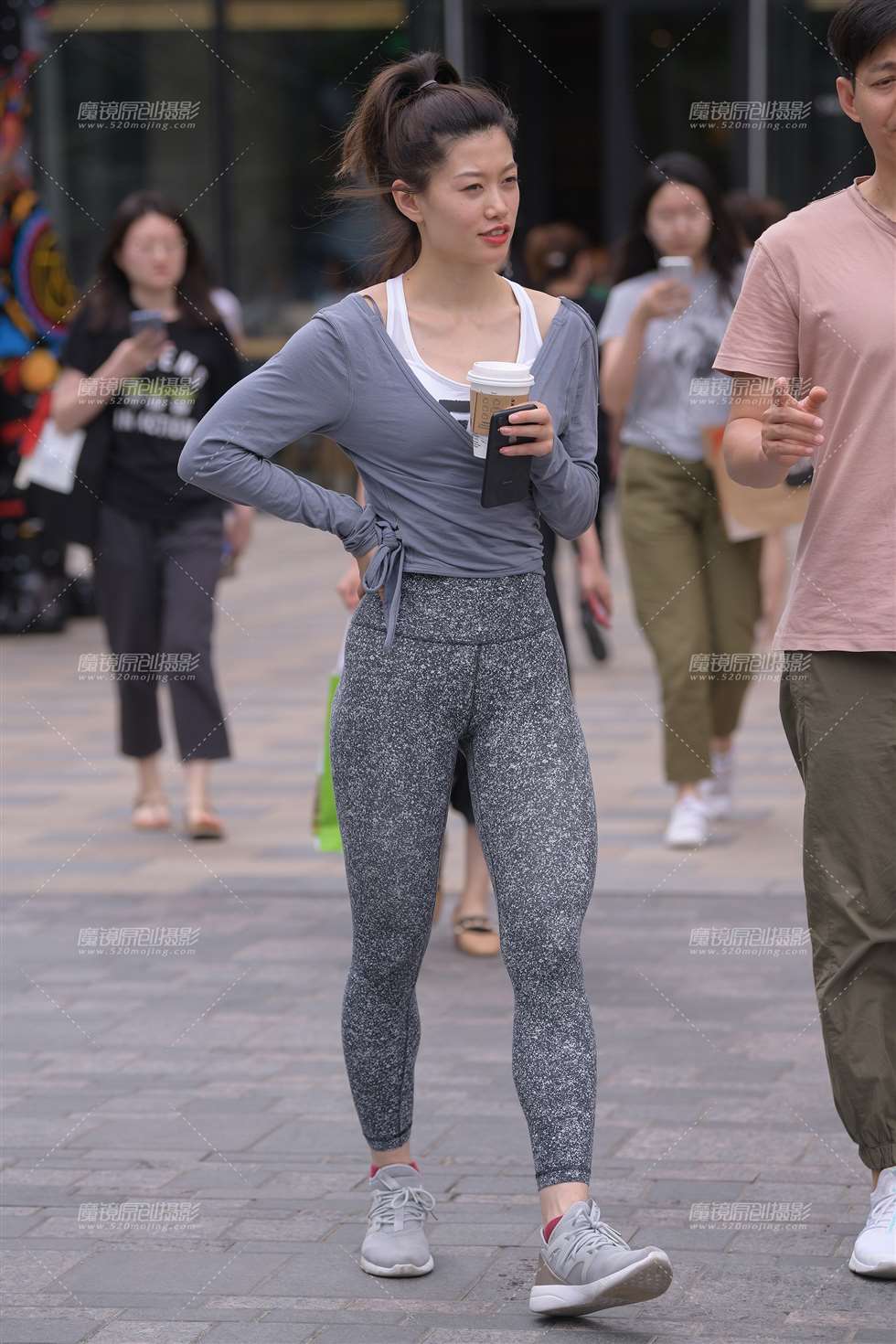图片[5]-【街拍之魂赛帖】喝咖啡的紧身裤美女-街拍流行馆