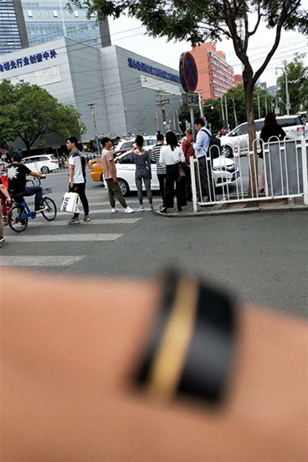图片[3]-【街拍之魂赛帖】喝咖啡的紧身裤美女-街拍流行馆