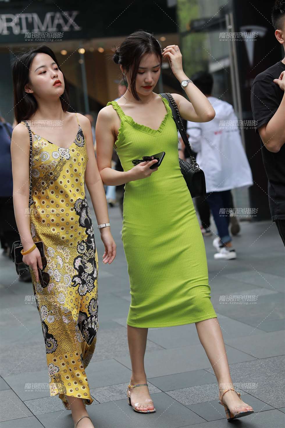 图片[1]-【凯恩赛贴】人群中养眼的长裙-街拍流行馆