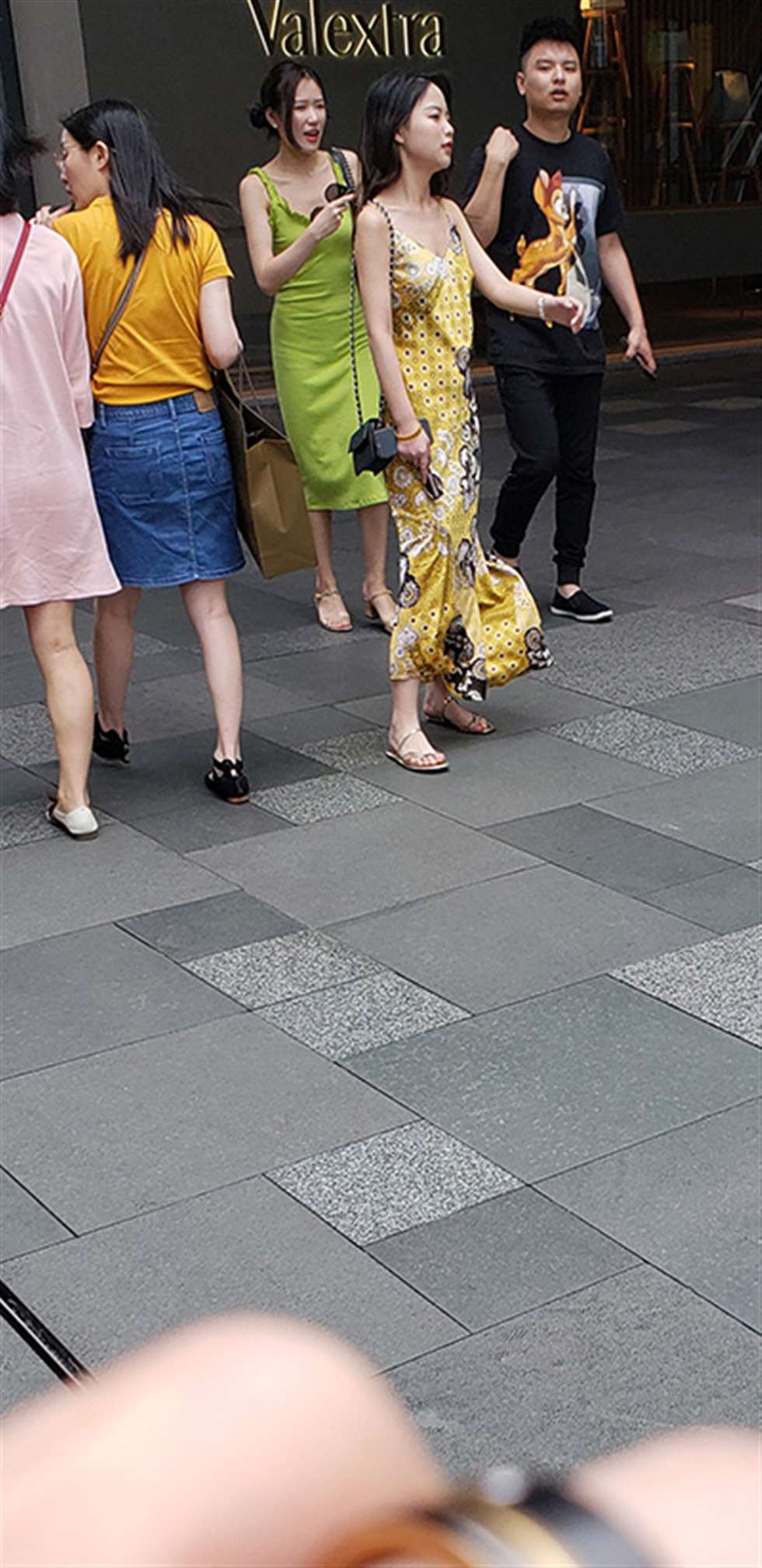 图片[3]-【凯恩赛贴】人群中养眼的长裙-街拍流行馆