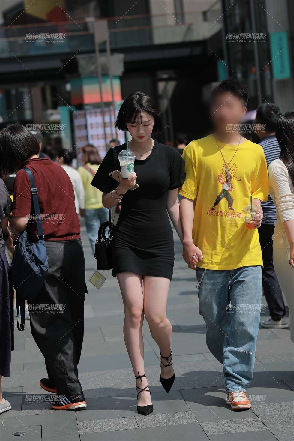 图片[1]-【凯恩赛贴】白白净净的小女友-街拍流行馆