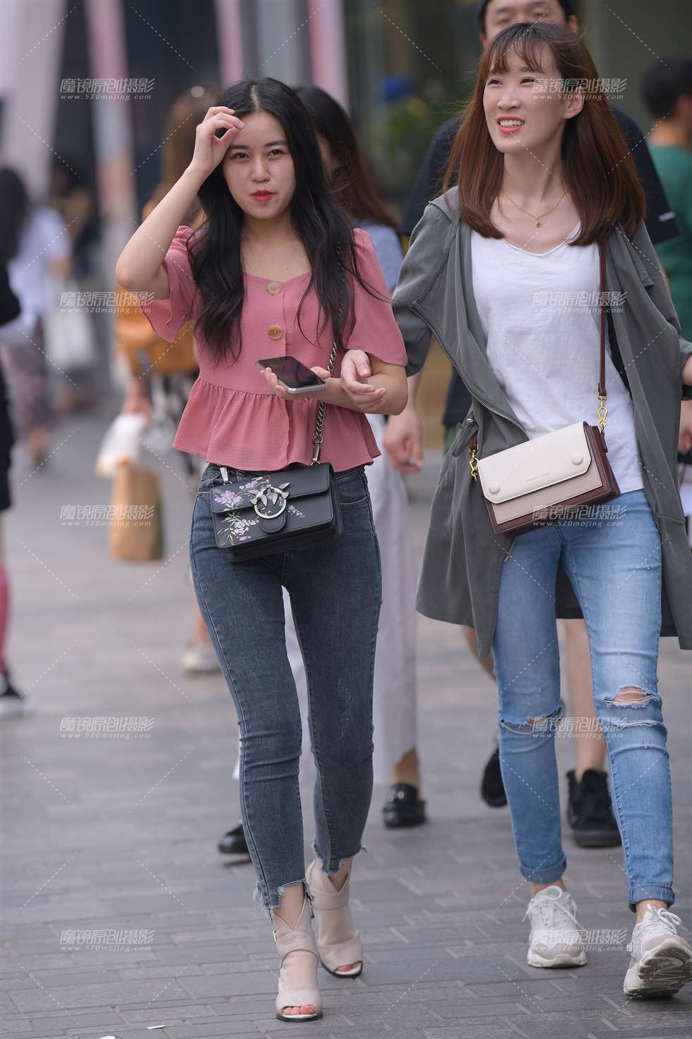 图片[1]-【街拍之魂赛帖】紧致浑圆翘臀牛仔妹-街拍流行馆