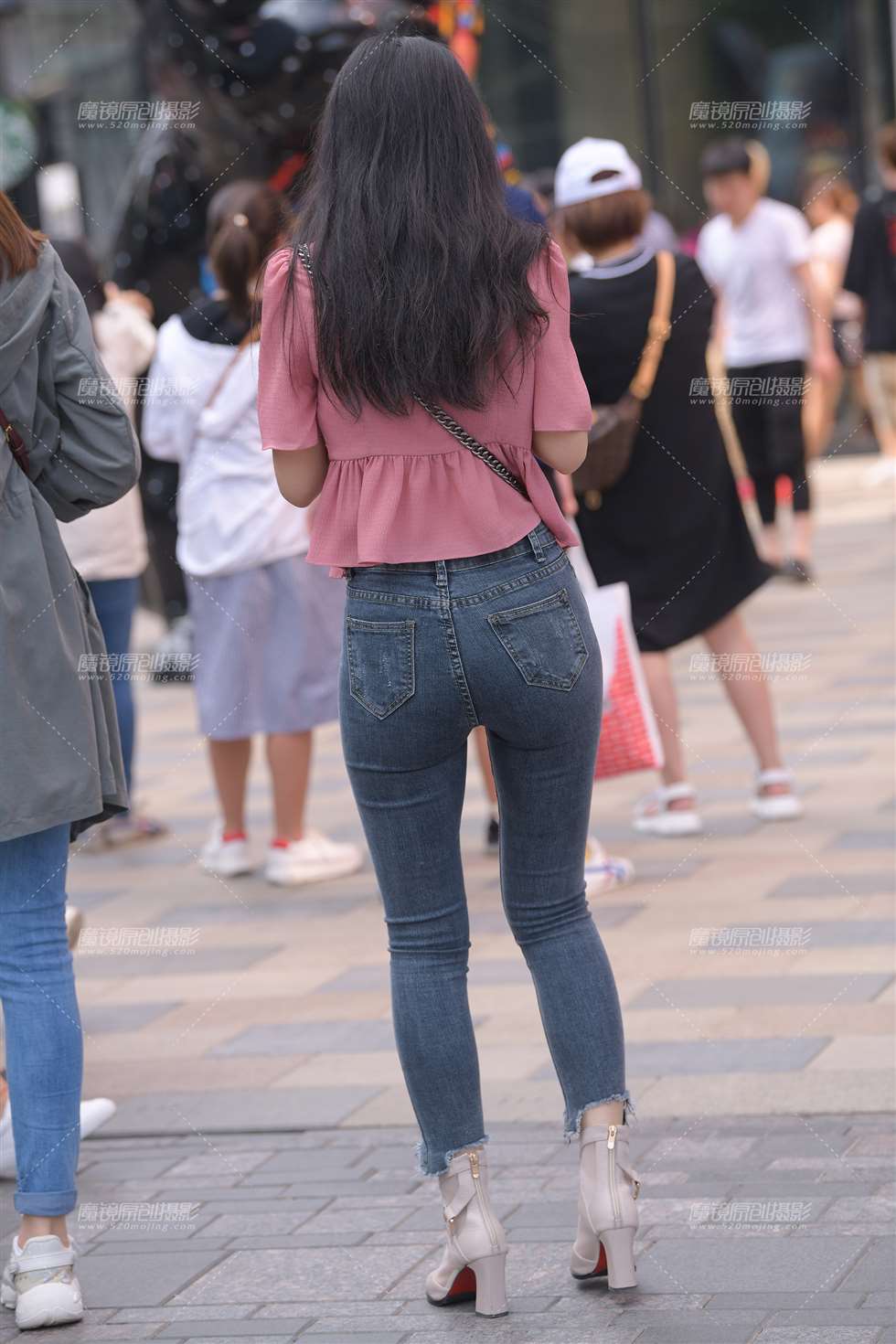 图片[2]-【街拍之魂赛帖】紧致浑圆翘臀牛仔妹-街拍流行馆
