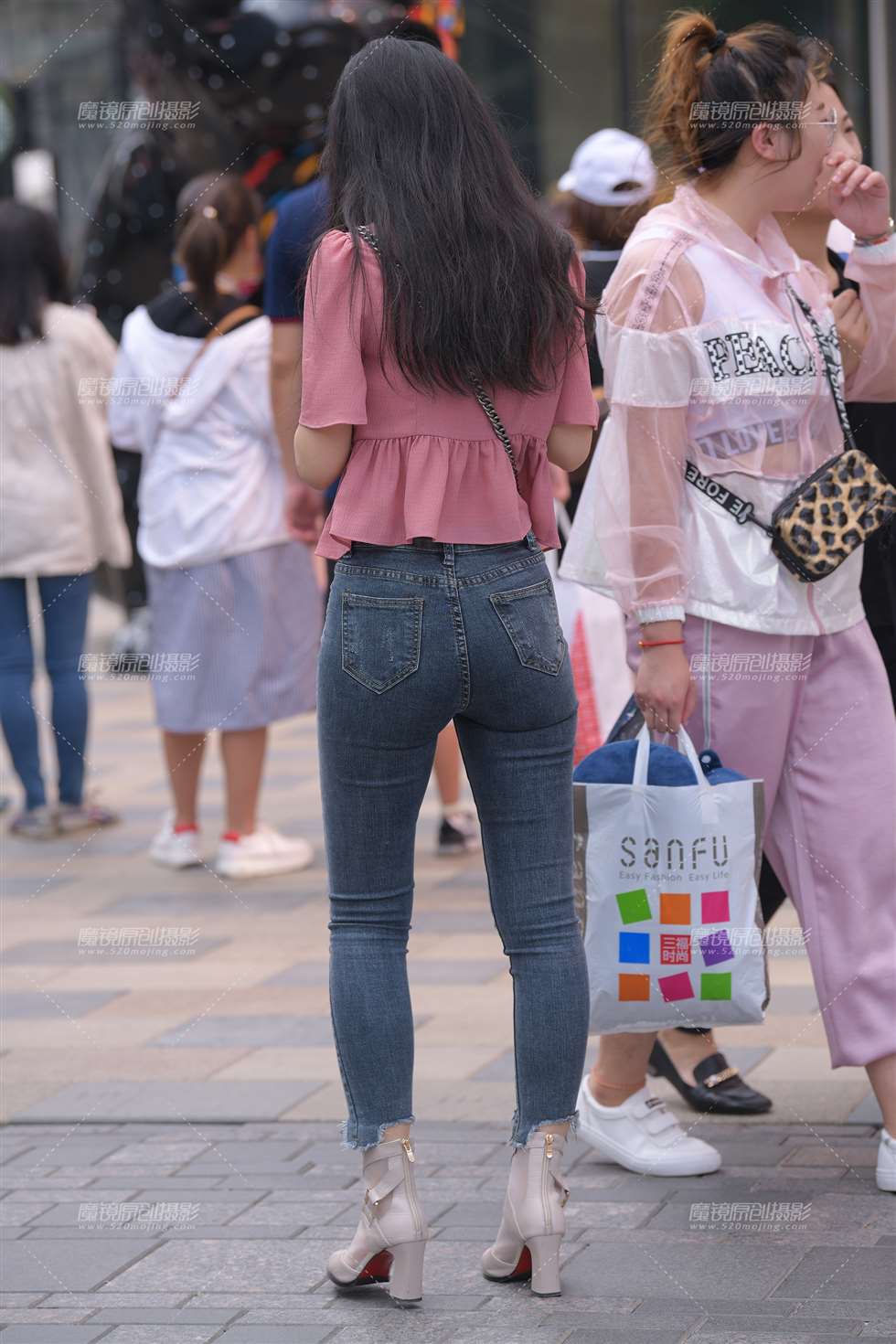 图片[5]-【街拍之魂赛帖】紧致浑圆翘臀牛仔妹-街拍流行馆
