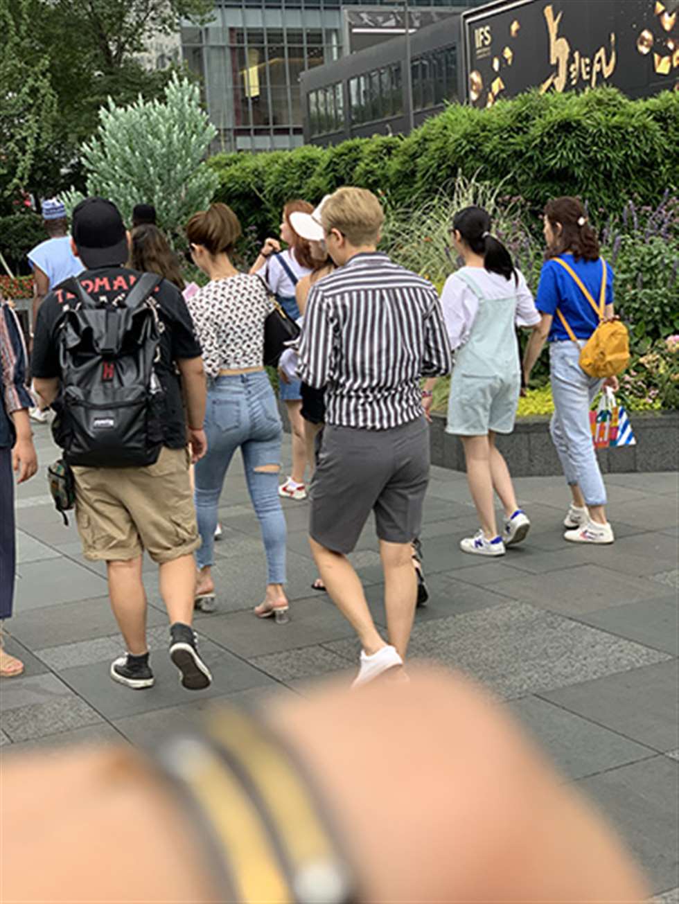 图片[3]-【视觉冲击赛贴】露腰，翘臀，紧牛小姐姐-街拍流行馆