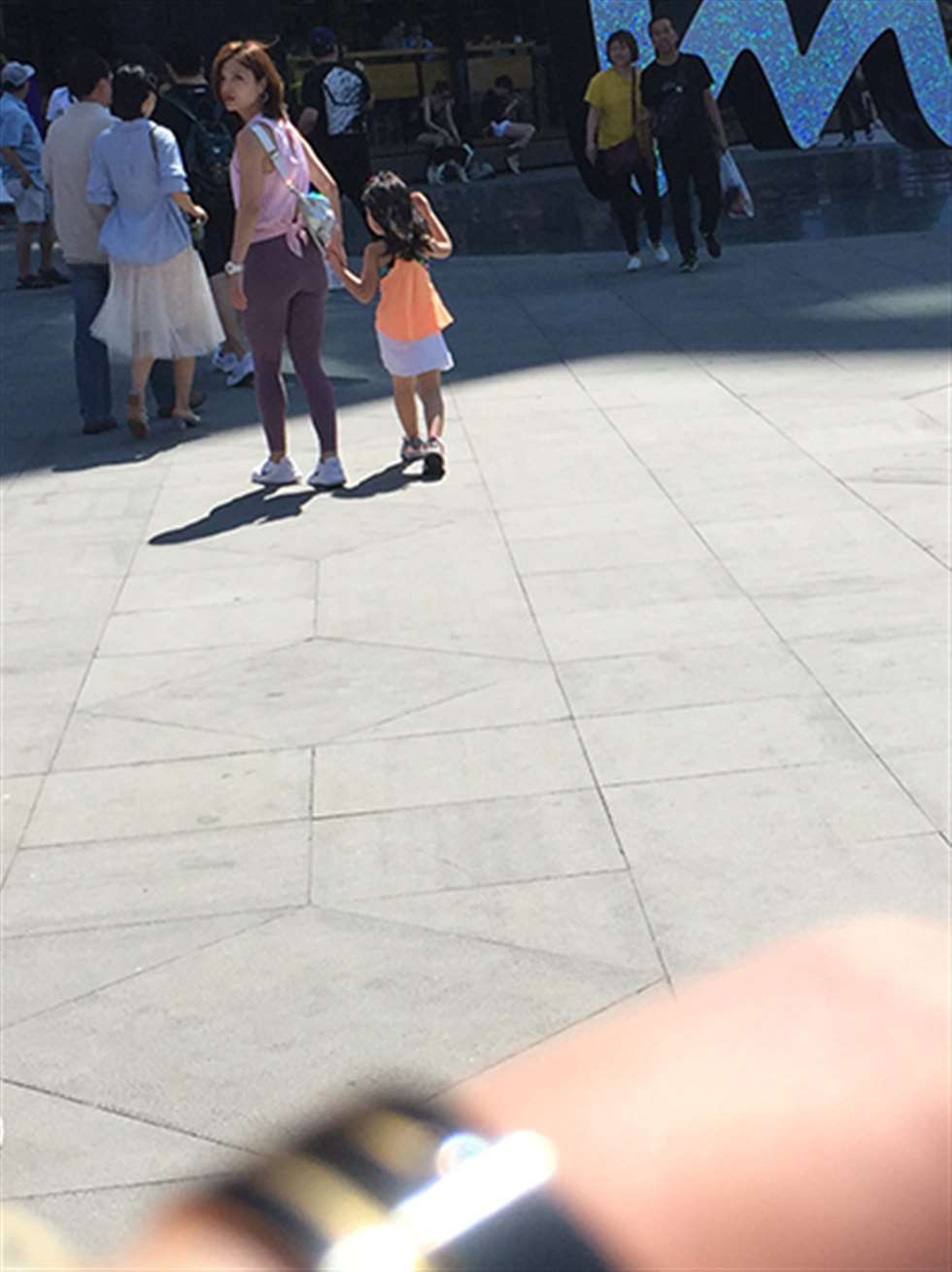 图片[3]-【红石赛贴】逛街的性感**-街拍流行馆