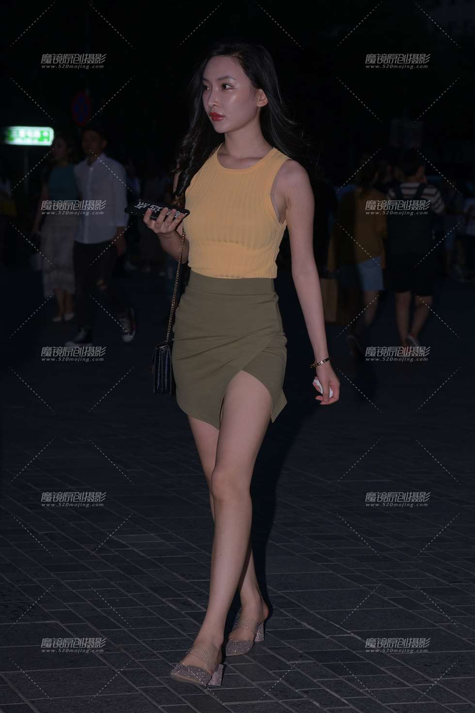 图片[1]-【街拍之魂赛帖】夜拍之健步如飞的美貌大长腿-街拍流行馆