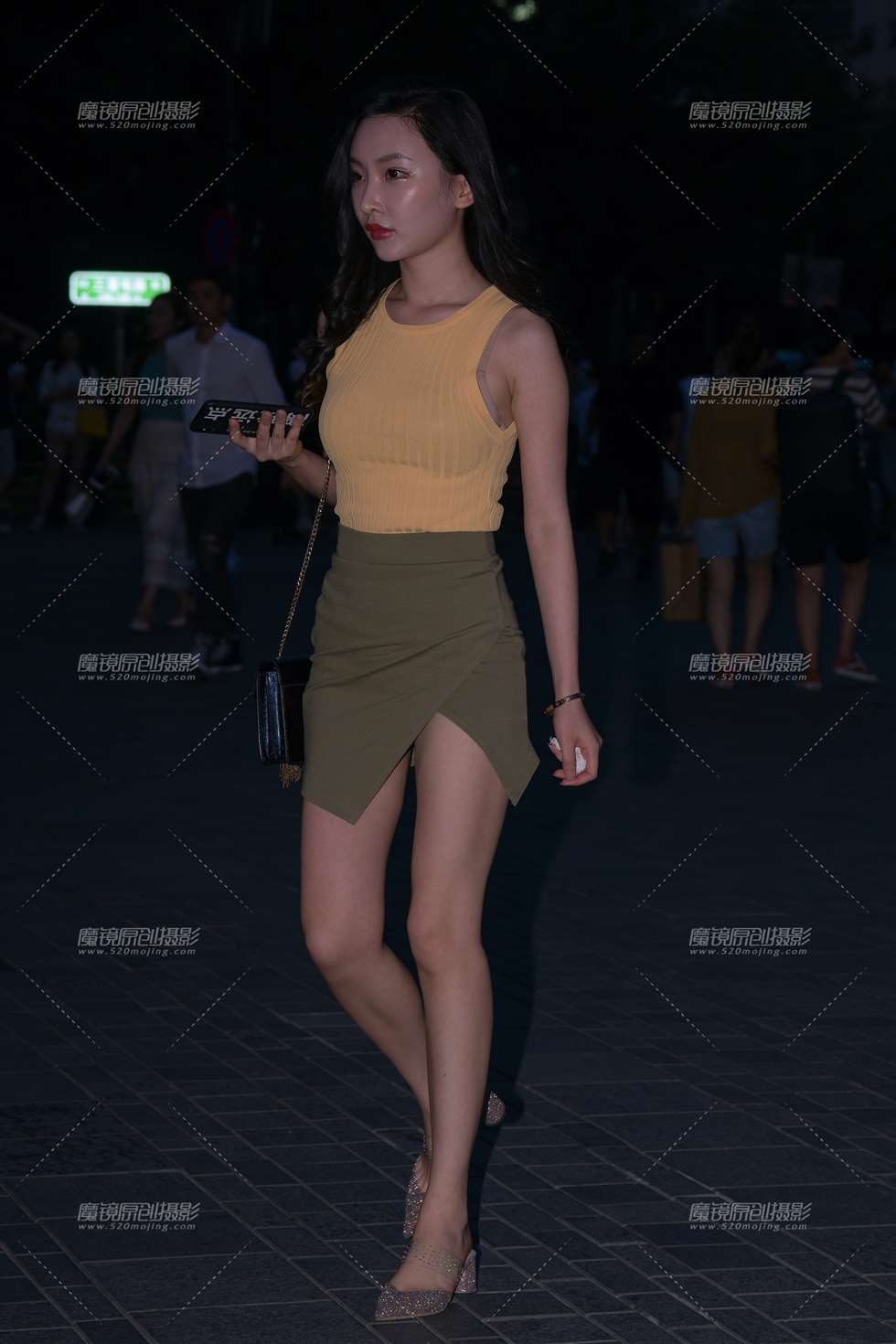 图片[4]-【街拍之魂赛帖】夜拍之健步如飞的美貌大长腿-街拍流行馆