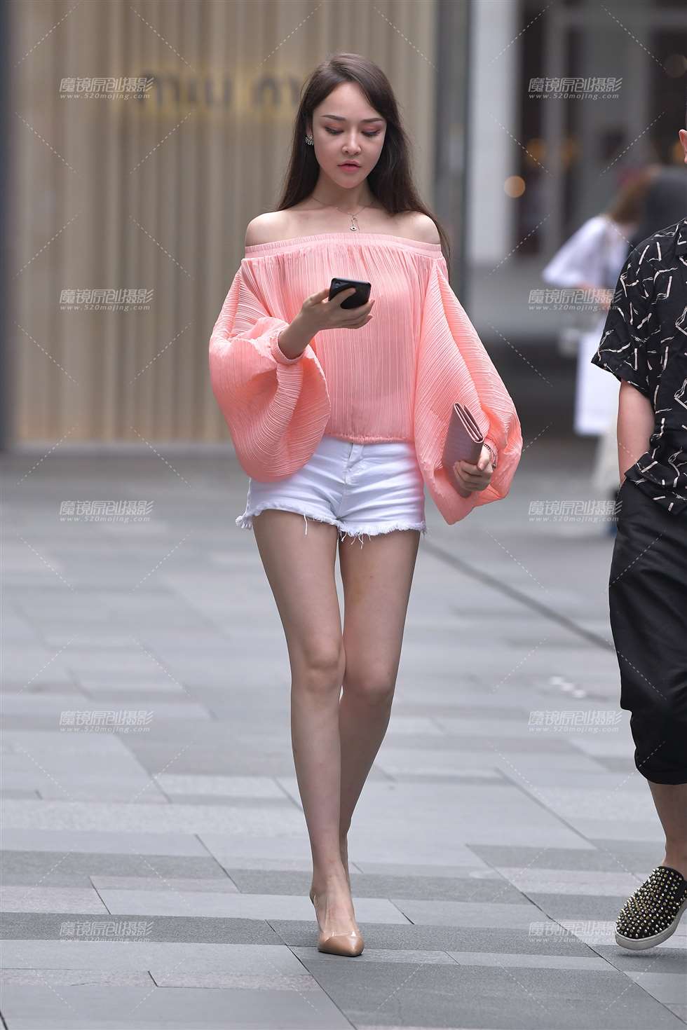 图片[4]-【视觉冲击赛贴】白热裤，大长腿女友-街拍流行馆