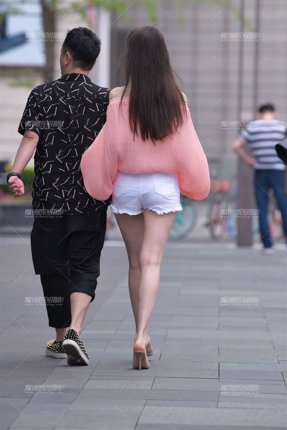 图片[2]-【视觉冲击赛贴】白热裤，大长腿女友-街拍流行馆