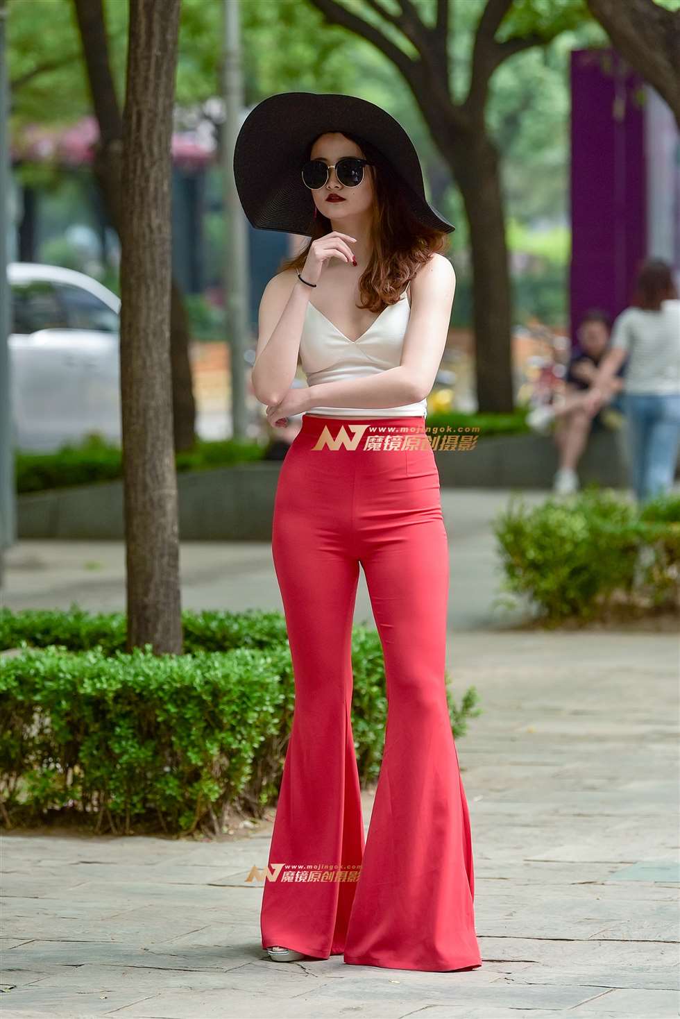 图片[4]-时尚鬼魅的喇叭裤美女-街拍流行馆