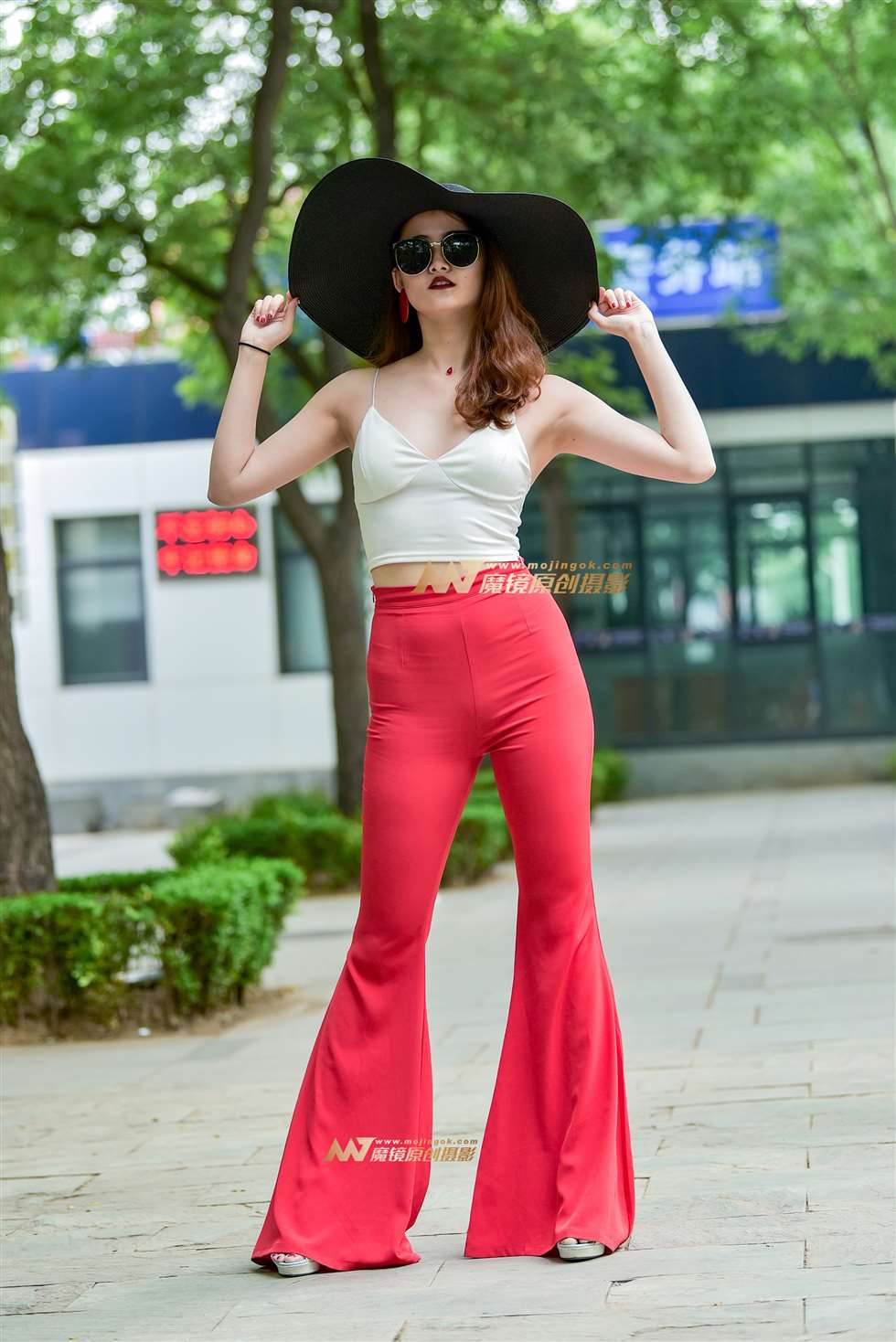 图片[2]-时尚鬼魅的喇叭裤美女-街拍流行馆