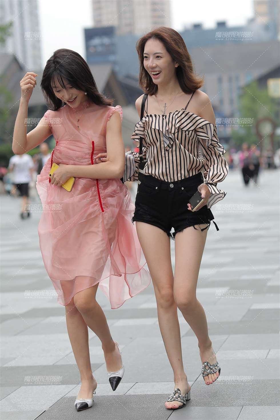图片[1]-【凯恩赛贴】两个美女，喜欢哪一个？-街拍流行馆