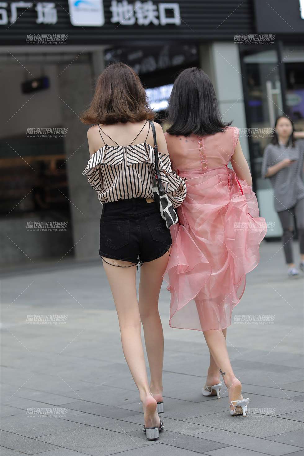 图片[3]-【凯恩赛贴】两个美女，喜欢哪一个？-街拍流行馆