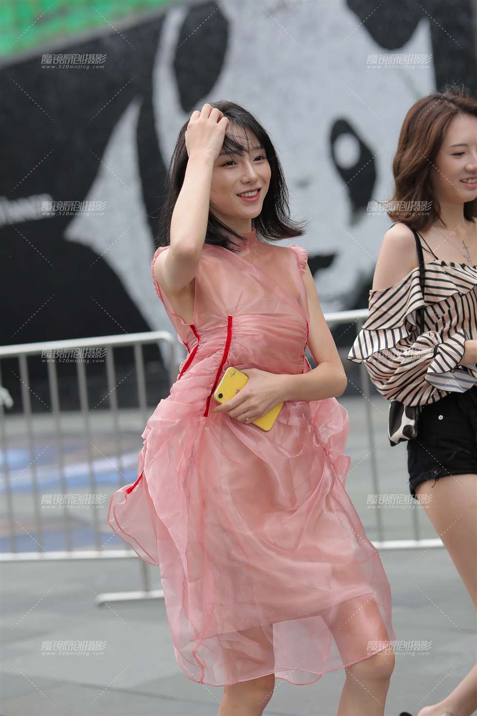 图片[2]-【凯恩赛贴】两个美女，喜欢哪一个？-街拍流行馆