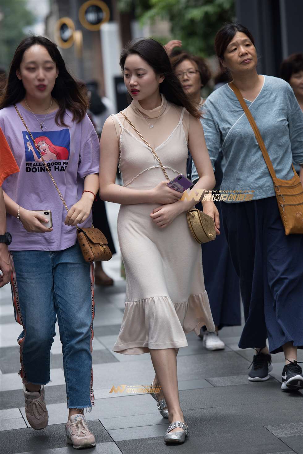 图片[3]-吊带连衣裙美女-街拍流行馆