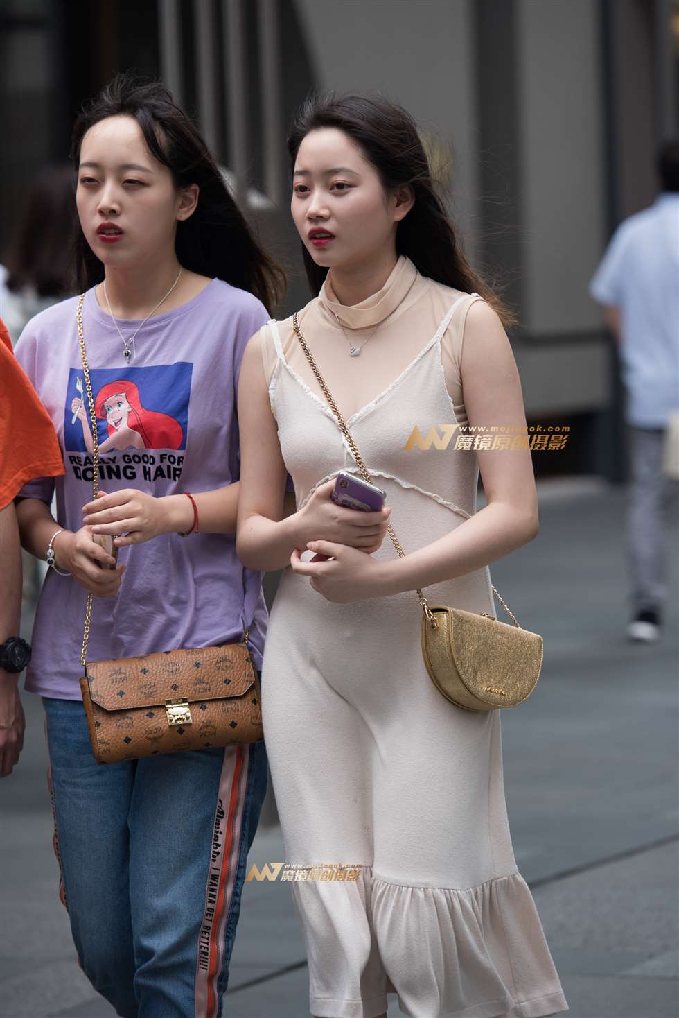 图片[1]-吊带连衣裙美女-街拍流行馆
