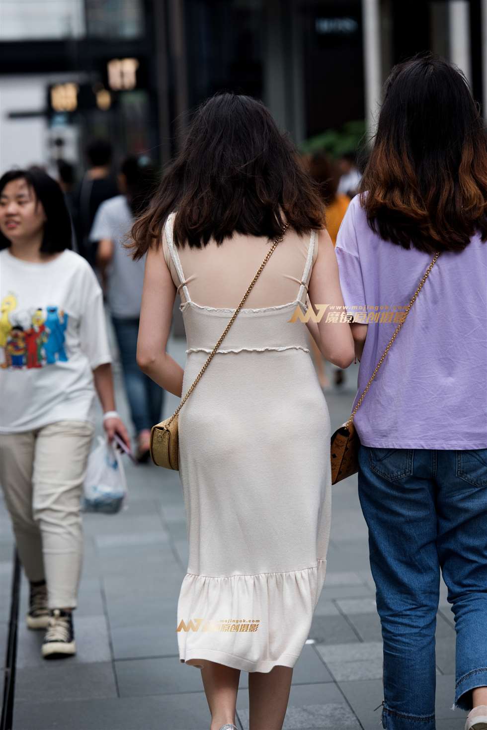 图片[4]-吊带连衣裙美女-街拍流行馆