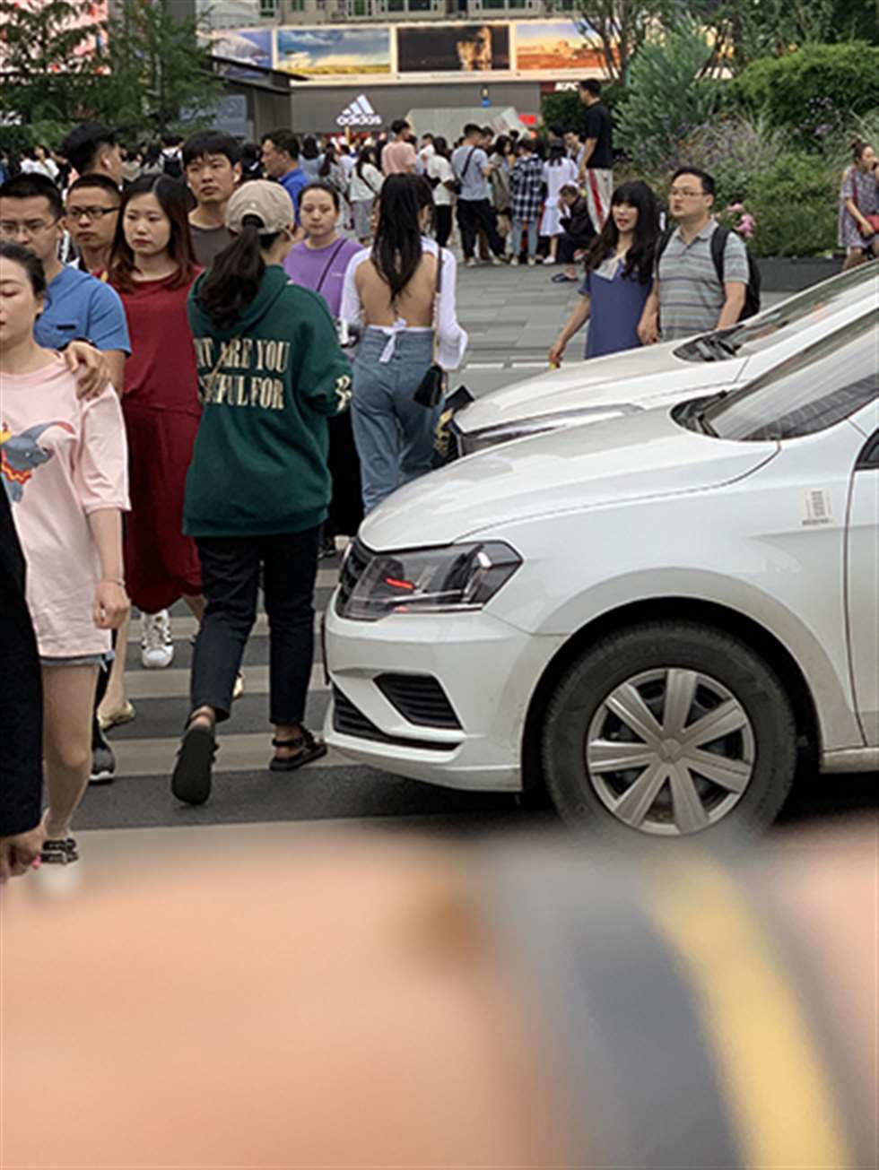 图片[3]-【视觉冲击赛贴】性感露背，文静而又前卫的小姐姐-街拍流行馆