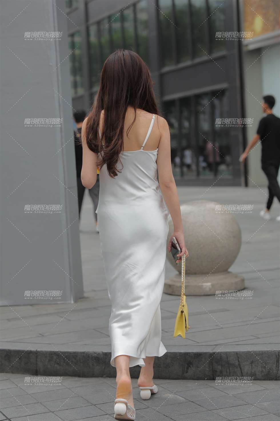 图片[2]-【凯恩赛贴】吊带裙 夏季所有幻想的开始-街拍流行馆
